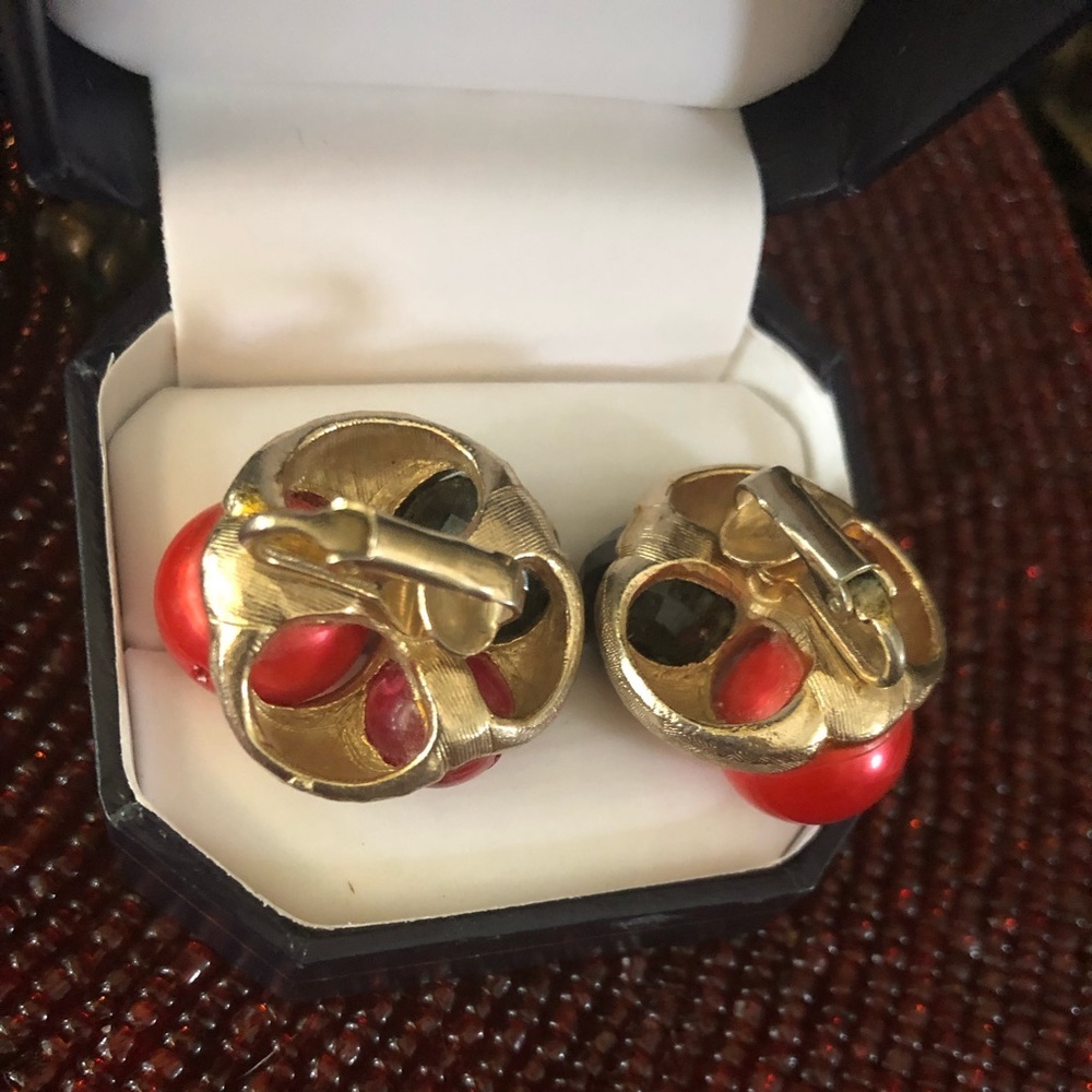 Vintage Clip Earrings - Picture 6 of 9